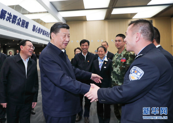 11月6日，中共中央总书记、国家主席、中央军委主席习近平在上海考察。这是习近平在浦东新区城市运行综合管理中心同工作人员亲切握手。 新华社记者 谢环驰 摄