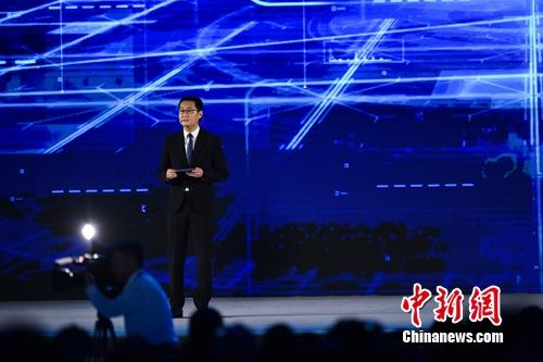 马化腾在互联网大会上介绍微信小程序。<a target='_blank' href='http://www.chinanews.com/' >中新网</a> 李骏 摄
