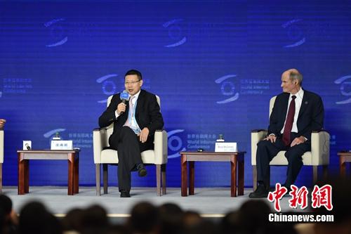 沈南鹏(左一)在互联网大会圆桌会议上发言。<a target='_blank' href='http://www.chinanews.com/' >中新网</a> 李骏 摄
