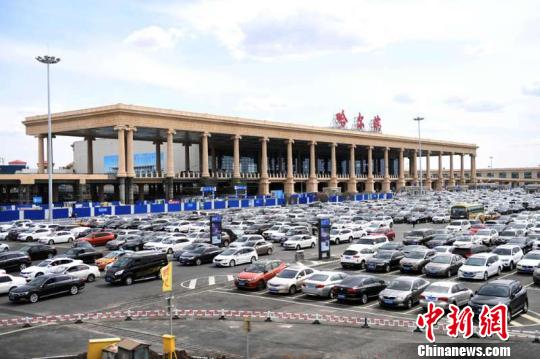 随着中国北疆黑龙江省对外经贸交流的日益频繁，该省旅客吞吐量节节攀升。　刘锡菊 摄