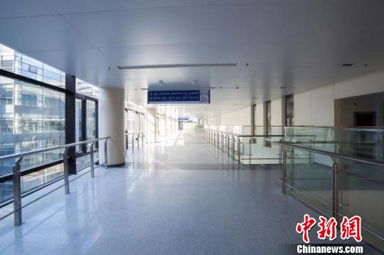 新天坛医院走廊。　陈展扬 摄