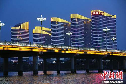 资料图：山东临沂沂河夜景。