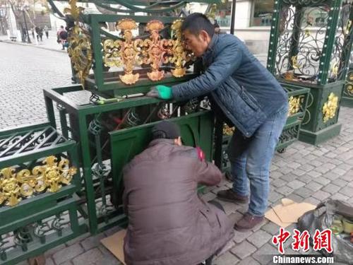 工作人员正在清洗红漆。　刘锡菊 摄