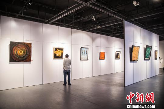纪念改革开放四十周年——漆彩盛世漆艺作品邀请展在福建省海丝艺术馆开幕。　李南轩　摄
