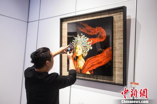 艺术爱好者拿出手机拍下作品。　李南轩　摄