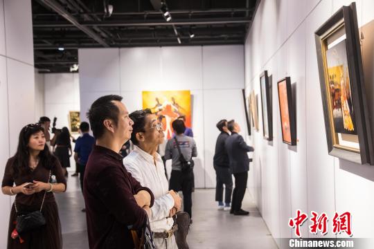 展览吸引众多观众前来观看。　李南轩　摄