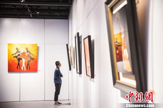 参观者在画作前驻足观赏。　李南轩　摄