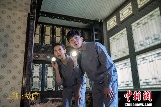 11月9日，大型文化季播节目《上新了？故宫》将在北京卫视与爱奇艺播出，这也是北京故宫首次出品电视节目。图为演员蔡少芬(左)、邓伦(右)在节目探索北京故宫的未开放区域。主办方供图