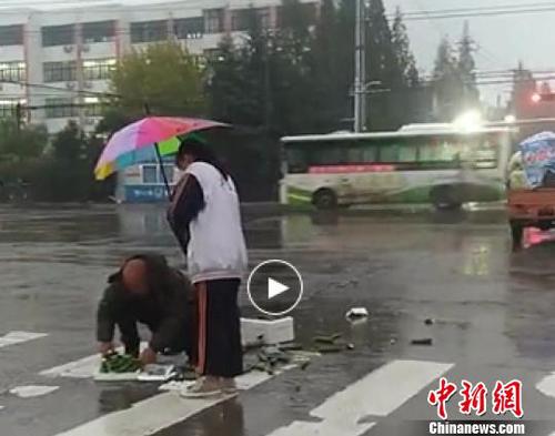高中女生街头雨中为老人撑伞被点赞：姑娘，你真美