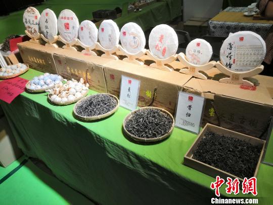 图为2018南宁茶博会上展出的产品。　杨陈　摄