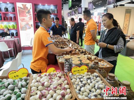 图为在2018南宁茶博会上，茶企参展商在与客户洽谈。　杨陈 摄