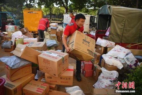 11月11日，配送员按区域分拣商品。<a target='_blank' href='http://www.chinanews.com/'>中新社</a>记者 刘冉阳 摄