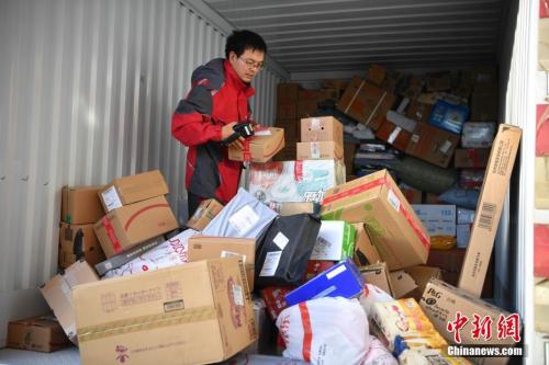 快递员正在清点货物。<a target='_blank' href='http://www.chinanews.com/'>中新社</a>记者 刘冉阳 摄