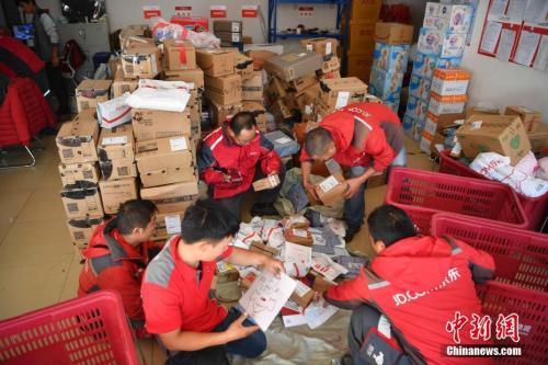 配送员按送货区域分拣货物。<a target='_blank' href='http://www.chinanews.com/'>中新社</a>记者 刘冉阳 摄