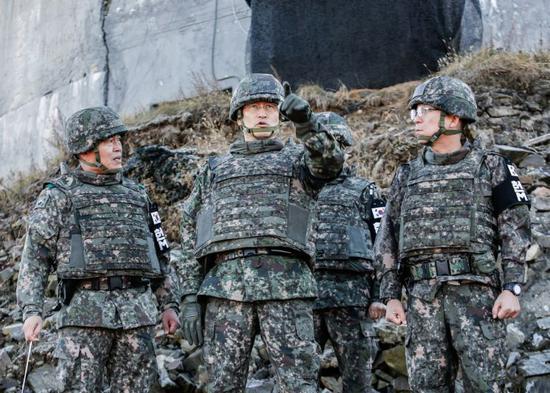 前线哨所怎么拆？韩国出动挖掘机 朝鲜直接爆破