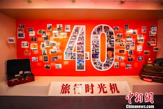 此次新装亮相国家博物馆的“时光博物馆”延续了“中国有我，时光有我”的主题，采用微观视角，解构40年来中国人衣食住行的变迁。“旅行时光机”作为此次的新增主题，围绕旅行中衣食住行等相关体验的变化，对全民旅行记忆进行了还原，重现了旅行从“奢侈品”进入“寻常百姓家”的历程。　夏宾 摄