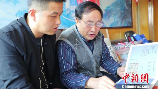 图为贾智杰介绍他编著的《开心大词典》。　马来虎 摄