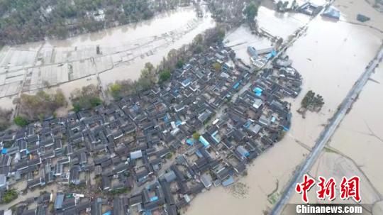 金沙江堰塞湖溃流凶猛入滇7座桥梁被毁4万余人转移