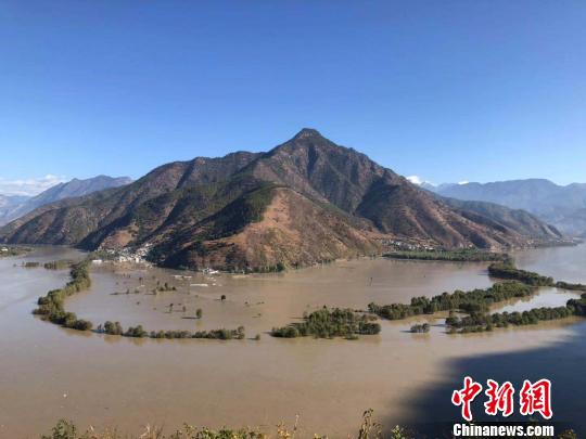 图为洪峰过境后的长江第一湾。　何宗奎 摄