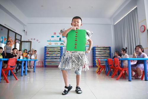 幼儿园小朋友辛辛苦苦做手工 结果同学都是网购的