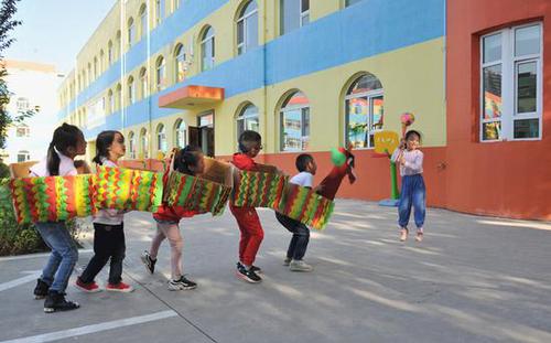 幼儿园小朋友辛辛苦苦做手工 结果同学都是网购的