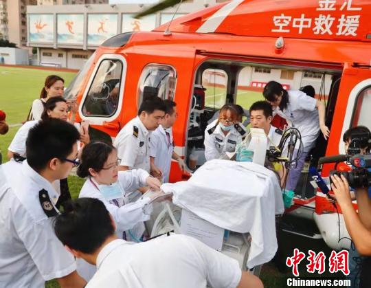 空中转运龙凤胎超早产儿经近3月治疗顺利出院