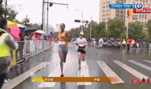 怒！马拉松中国女将被志愿者递国旗干扰 痛失冠军