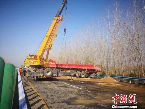 图为救援车辆在现场实施救援。　张文泽　摄