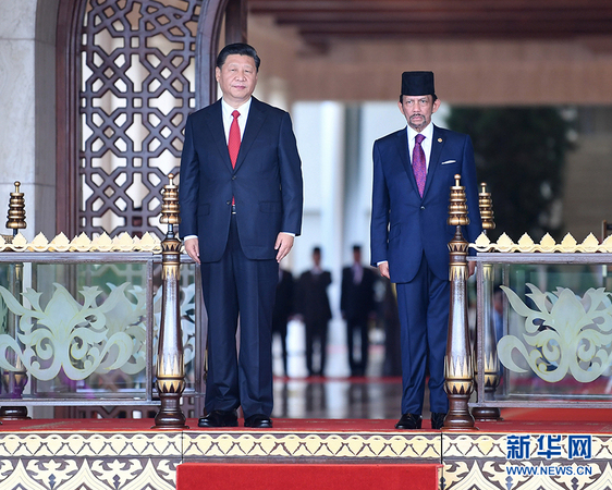 11月19日，国家主席习近平在斯里巴加湾同文莱苏丹哈桑纳尔举行会谈。这是会谈开始前，习近平出席哈桑纳尔在王宫前广场举行的盛大欢迎仪式。