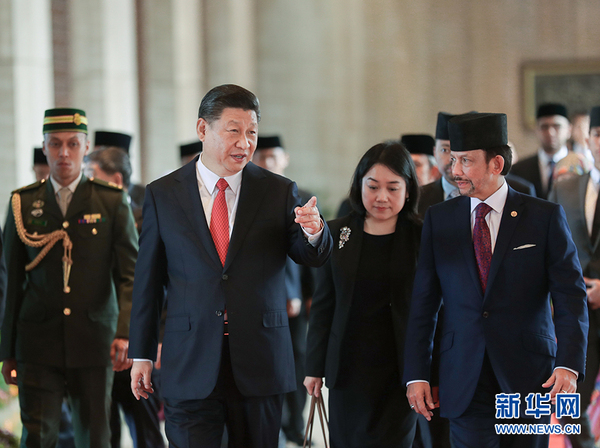 11月19日，国家主席习近平在斯里巴加湾同文莱苏丹哈桑纳尔举行会谈。这是习近平同哈桑纳尔亲切交谈。