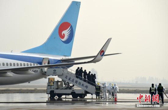 11月16日，由石家庄正定国际机场、民航河北空管分局、河北航空有限公司等联合举行的反恐暨应急救援综合演练活动拉开帷幕。本次演练以被劫持航班紧急备降石家庄机场，落地后爆炸起火为背景，现场开展紧急出动、消防灭火、医疗急救等9个科目的演练。通过该实战演练，着力提升机场应急救援能力。图为“劫机者”被押下飞机。<a target='_blank' href='http://www.chinanews.com/'>中新社</a>记者 翟羽佳 摄