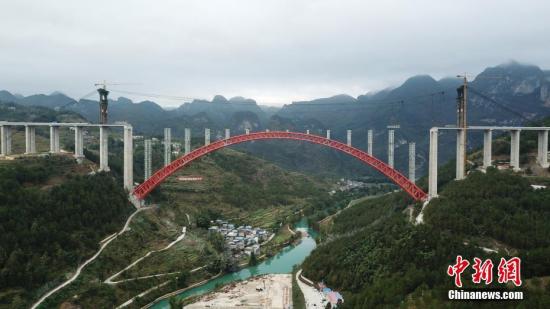 资料图：贵州省罗甸县，世界最大跨径上承式钢管混凝土拱桥立柱安装完成。<a target='_blank' href='http://www.chinanews.com/'>中新社</a>记者 瞿宏伦 摄