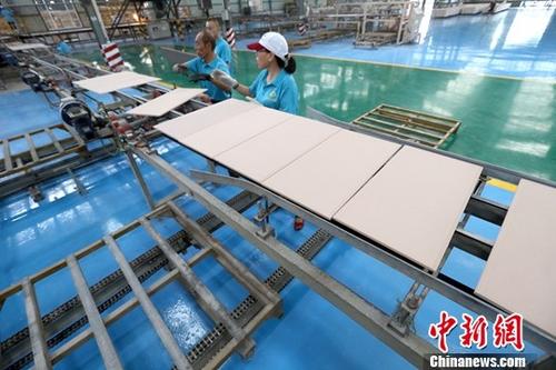 资料图：某企业工作人员正在生产作业。<a target='_blank' href='http://www.chinanews.com/'>中新社</a>记者 张云 摄