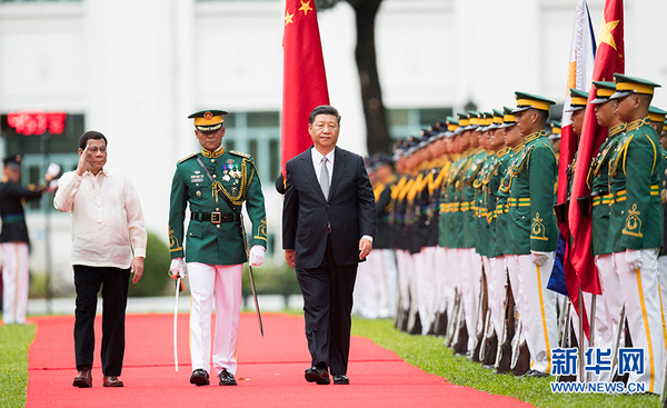 11月20日，国家主席习近平在马尼拉同菲律宾总统杜特尔特举行会谈。会谈开始前，习近平出席杜特尔特在总统府前草坪举行的隆重欢迎仪式。这是习近平在杜特尔特陪同下沿红地毯检阅仪仗队。