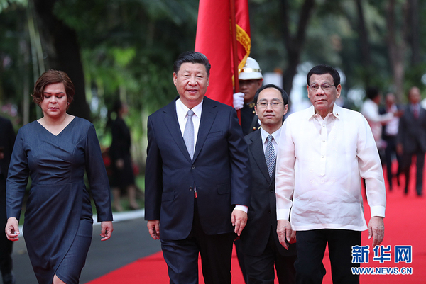 11月20日，国家主席习近平在马尼拉同菲律宾总统杜特尔特举行会谈。会谈开始前，习近平出席杜特尔特在总统府前草坪举行的隆重欢迎仪式。这是仪式结束后，两国元首共同前往总统府主楼。