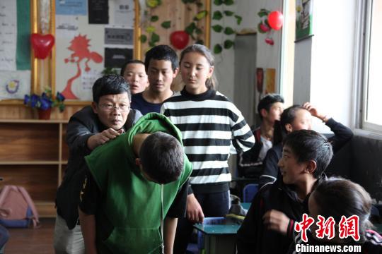 刘海鹰义诊。　北京海鹰脊柱健康公益基金会供图 摄