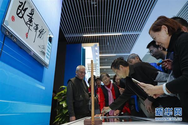 11月20日，在 “伟大的变革——庆祝改革开放40周年大型展览”的大国气象展区，来自湖南的64岁老人黄承初在一个智能电子书法台上写下“改革开放”4个字。书法台上没有墨水，只用干毛笔、手指即可书写，字迹可同步投射在显示屏上，还可保存后扫描二维码分享。