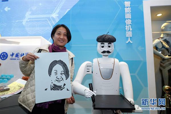 11月20日，在“伟大的变革——庆祝改革开放40周年大型展览”的大国气象展区，观众拿着画像与智能画像机器人“大千”合影。“大千”采用了人脸识别技术，画一幅头像大约需要3至5分钟。