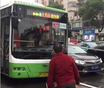 大妈早高峰因错过车拦公交车12分钟：你们别想走
