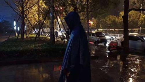外卖小哥丢失蛋糕急哭:赔了178元 相当于1天半工资