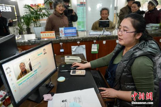 1月26日，安徽省合肥市庐阳区启动应用人脸识别系统开展养老金领取资格认证工作，该系统将为全区纳入社会化管理的4.4万企业退休人员进行“人脸建模”。据了解，“人脸建模”是利用计算机图像处理技术，从拍摄的人脸照片中提取人像特征点，建立数学模板。然后利用已建成的人脸特征模板与退休人员的人脸进行特征比对分析，来完成个人身份识别的过程。首次“人脸建模”成功后，以后每年的养老金认证工作通过网络终端即可实现，解决了长期以来企业退休人员只能到指定地点或机构认证的繁琐做法，同时还可以有效遏制冒领养老金的现象。图为合肥市庐阳区水西门社区的工作人员在对企业退休人员进行“人脸建模”。<a target='_blank' href='http://www.chinanews.com/'>中新社</a>发 张娅子 摄