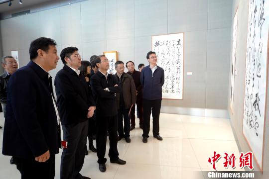图为民众观展，感受扬州四十年来生活变迁的时代印记。　肖剑锋 摄