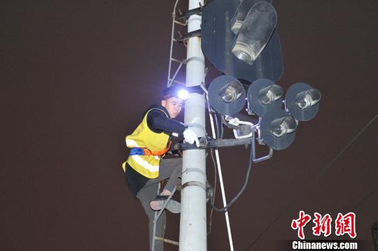 京沈高铁辽宁段开通前最后一次施工现场。　沈铁 摄
