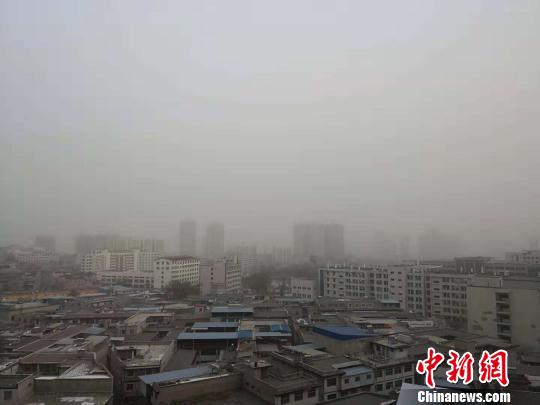 图为2018年11月中旬，甘肃兰州出现重度污染天气。(资料图) 冯志军 摄