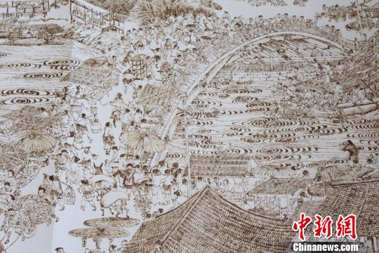 图为以烙画形式绘制的《清明上河图》局部。　徐雪 摄