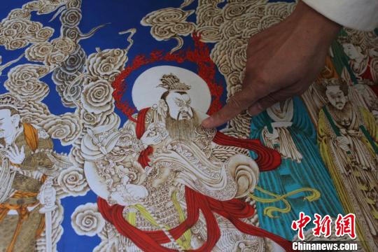 姜中创新的烙镂画技艺，多应用于在宣纸上临摹古典长卷。　徐雪 摄