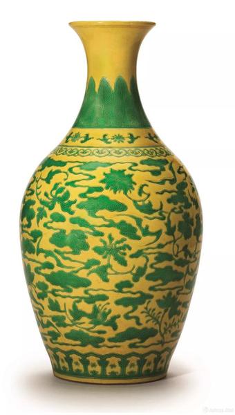Lot 1252 清雍正　黄地绿彩福寿祥云折枝花卉纹橄榄瓶 成交价：HK$ 44，800，000