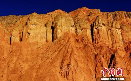 阿克塞境内的丹霞地貌以柱廊、宫殿等形状为主，堪称鬼斧神工。　高宏善 摄