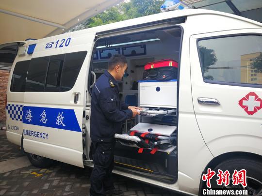 配备的救护车辆上，抢救设备、诊疗设备、搬运设备、监控及信息传输设备等一应俱全。　芊烨 摄