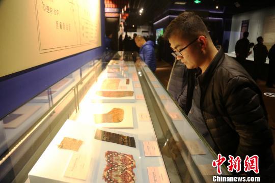 图为民众参观唐蕃古道七省区精品文物联展中青海出土的对马文锦。　罗云鹏 摄